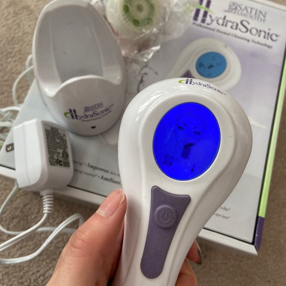 Electric facial Cleansing Brush - Picture 2 of 5